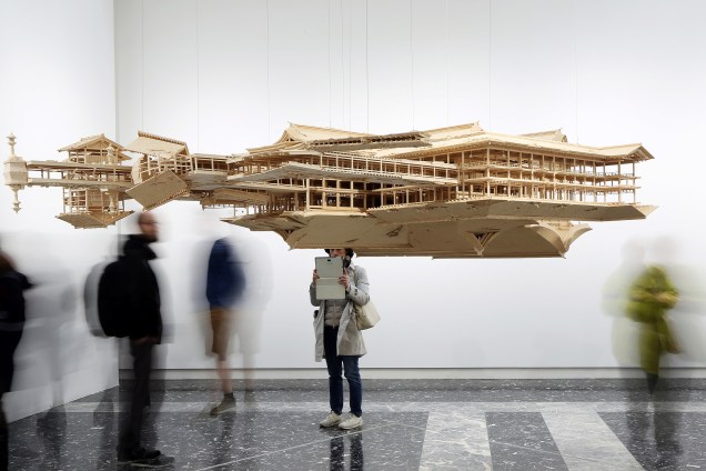 Visitantes apreciam a obra "Reflection Model", do artista japonês Takahiro Iwasaki, na Bienal de arte de Veneza