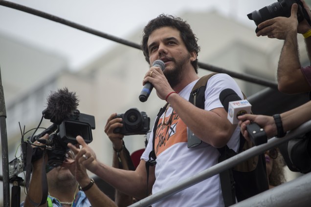 O ator Wagner Moura durante protesto contra o presidente Michel Temer e pelas Diretas Já, na praia de Copacabana