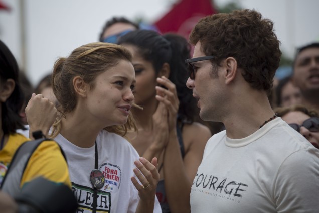 Os atores Sophie Charlotte e Daniel Oliveira durante protesto contra o presidente Michel Temer e pelas Diretas Já, na praia de Copacabana
