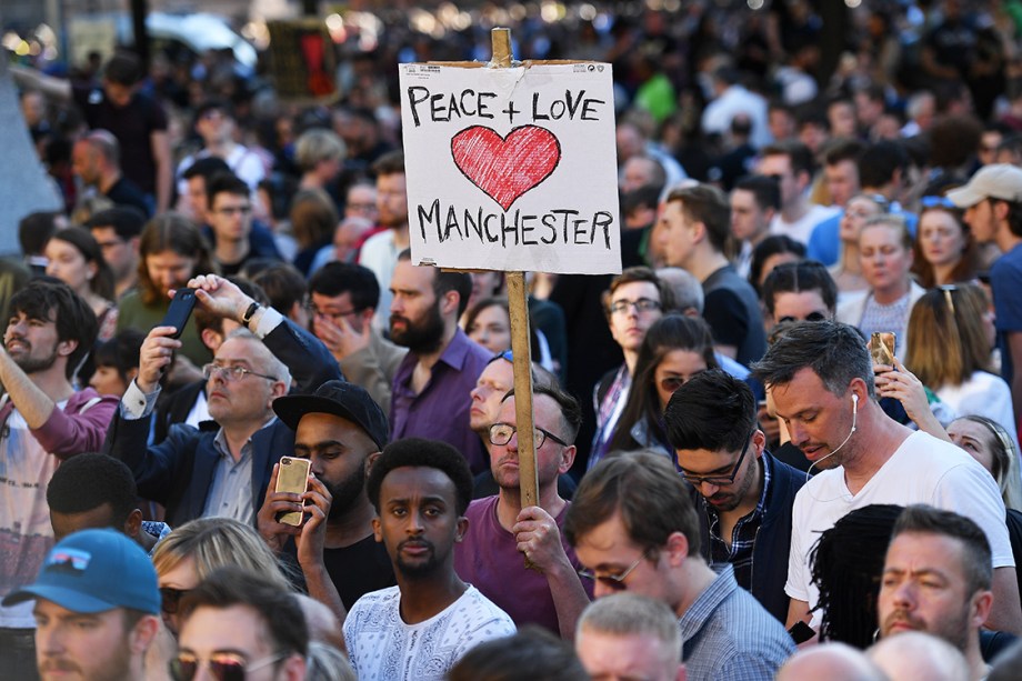 Pessoas fazem vigília em homenagem às vítimas do atentado terrorista no show de Ariana Grande, em Manchester