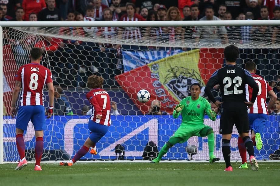 Antoine Griezmann converte pênalti e marca o segundo gol do Atlético de Madrid