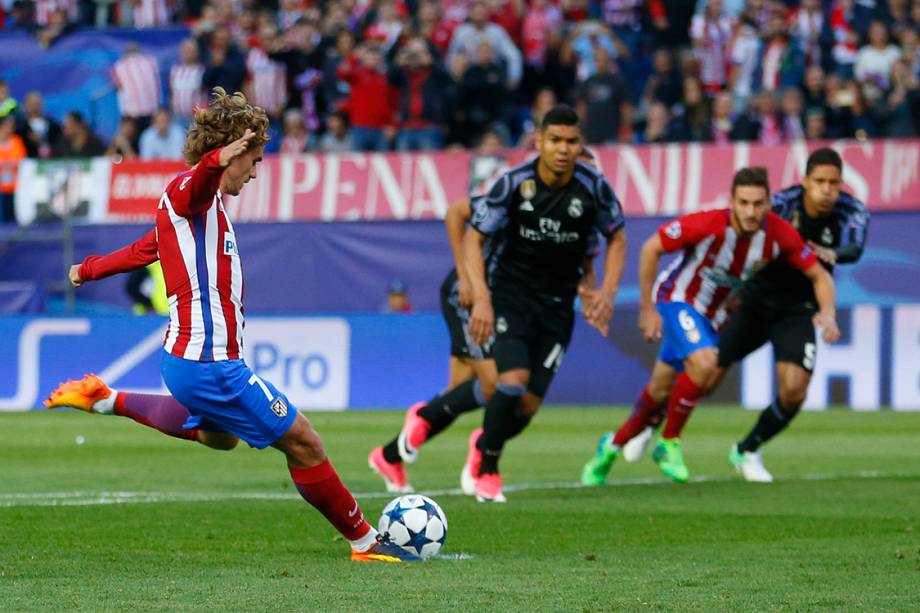 Antoine Griezmann converte pênalti e marca o segundo gol do Atlético de Madrid