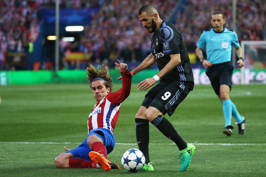 Benzema, do Real Madrid, disputa a bola com Griezmann, do Atlético de Madrid