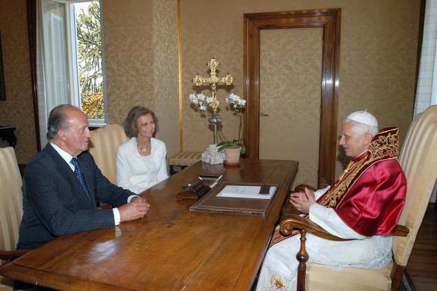 O rei da Espanha, Juan Carlos, e a rainha Sofia, durante audiência com o Papa Bento XVI, no Vaticano - 05/09/2005