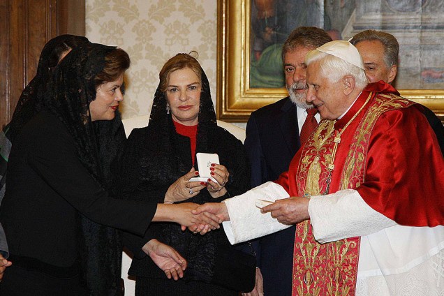 O presidente Luiz Inácio Lula da Silva, Marisa Letícia e a ministra Dilma Rousseff, durante encontro com o papa Bento XVI, no Vaticano - 13/11/2008