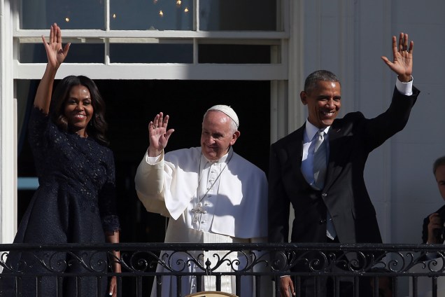 O presidente dos EUA, Barack Obama, e a primeira-dama, Michelle Obama, ao lado do Papa Francisco, em Washington - 23/09/2015