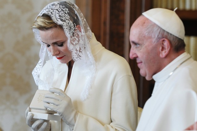 Princesa Charlene de Mônaco, durante audiência com o Papa Francisco, no Vaticano - 18/01/2016
