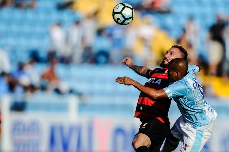 Lance durante partida entre Avaí e Vitória, válida pela 1ª rodada do Campeonato Brasileiro de Futebol, no estádio da Ressacada, em Florianópolis (SC) - 14/05/2017
