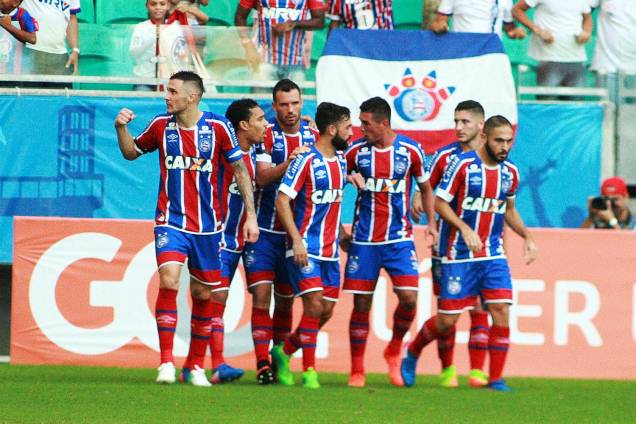 Jogadores do Bahia comemoram gol em partida entre Bahia e Atlético-PR, válida pela 1ª rodada do Campeonato Brasileiro de 2017, realizada nesse domingo (14), na Arena Fonte Nova, em Salvador (BA) - 14/05/2017 Jogadores do Bahia comemoram gol em partida entre Bahia e Atlético-PR, válida pela 1ª rodada do Campeonato Brasileiro de 2017, realizada nesse domingo (14), na Arena Fonte Nova, em Salvador (BA) - 14/05/2017