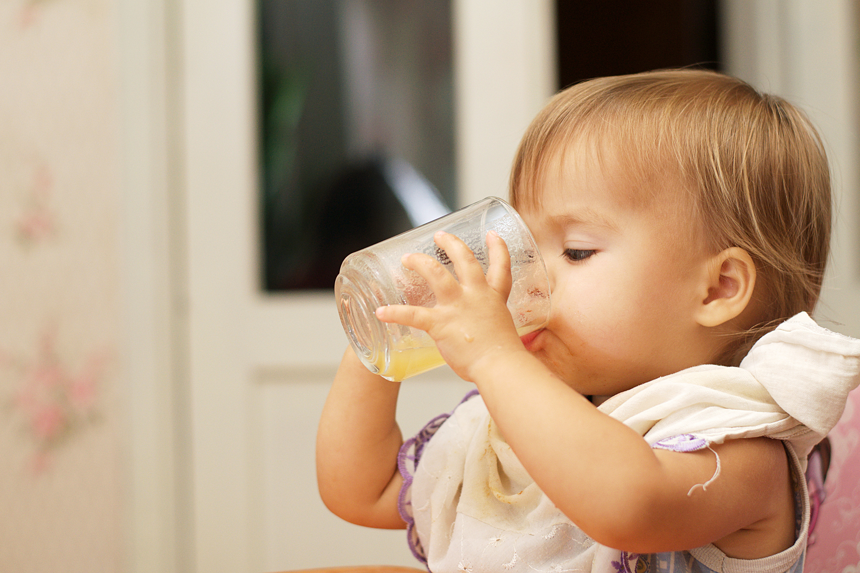 Младенцы пьют воду. Ребенок пьет сок. Сок для детей. Дети пьющие сок. Маленький ребенок пьет сок.