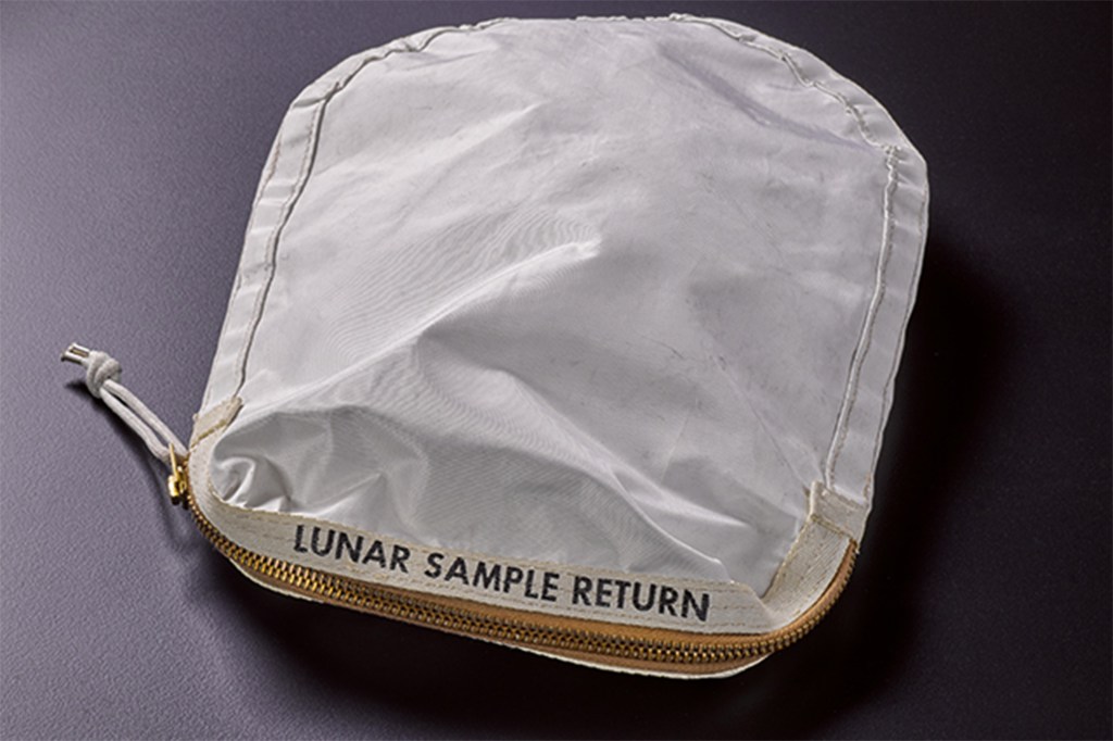 Bolsa usada por Neil Armstrong em sua primeira missão para a Lua