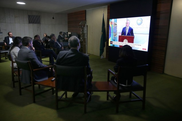 Deputados e jornalistas assistem ao pronunciamento do presidente Michel Temer - 18/05/2017