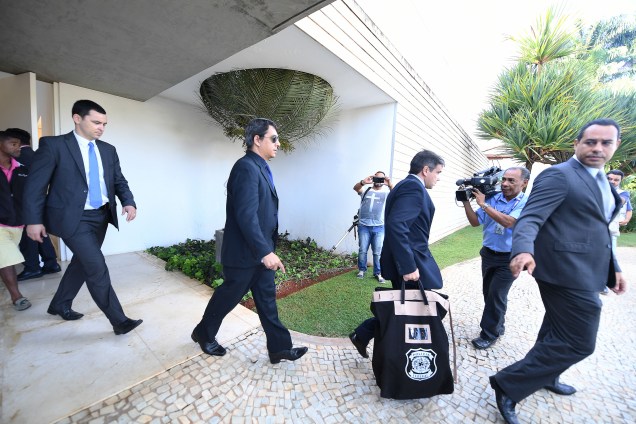 Agentes da Polícia Federal deixam propriedade do senador brasileiro Aécio Neves (PSDB) depois de cumprir um mandato de busca e apreensão em Brasília (DF) - 18/05/2017