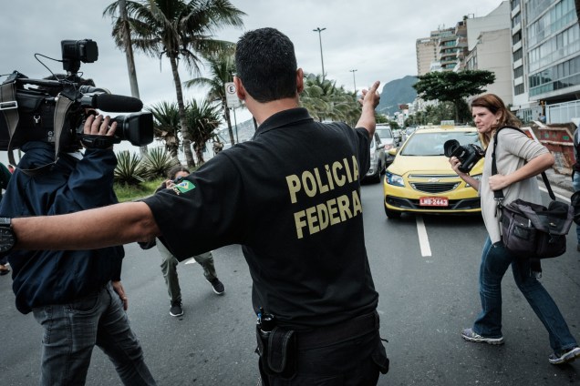 Oficial da Polícia Federal controla o tráfego durante operação em uma das propriedades do senador Aecio Neves, no Rio de Janeiro - 18/05/2017