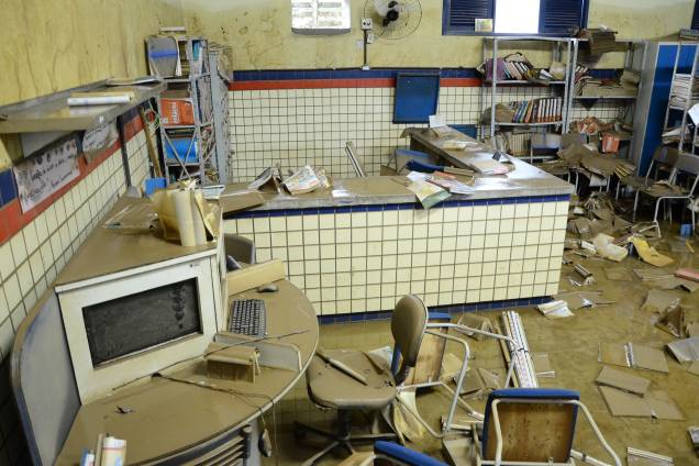 Destruição causada pela cheia do Rio Una em Catende, Zona da Mata Sul de Pernambuco. Cerca de 500 famílias estão desalojadas. As fortes chuvas do último fim de semana fizeram com que o governo decretasse estado de calamidade em 15 municípios - 30/05/2017 Destruição causada pela cheia do Rio Una em Catende, Zona da Mata Sul de Pernambuco. Cerca de 500 famílias estão desalojadas. As fortes chuvas do último fim de semana fizeram com que o governo decretasse estado de calamidade em 15 municípios - 30/05/2017