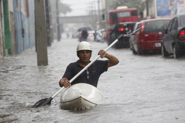 Chuvas fortes atingem a região metropolitana do Recife e causa alagamentos e transtornos. Na foto, a avenida Imperial - 31/05/2017