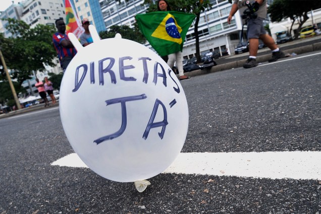 Protesto em frente ao hotel Copacabana Palace no Rio de Janeiro, RJ, neste domingo (21), cobrando providências e prisão aos corruptos