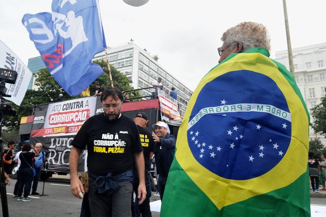 Protesto em frente ao hotel Copacabana Palace no Rio de Janeiro, RJ, neste domingo (21), cobrando providências e prisão aos corruptos