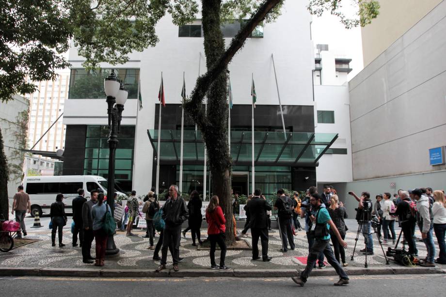 Concentração em frente ao hotel Pestana em Curitiba, onde está hospedada a cúpula do PT que acompanha o ex-presidente Lula em depoimento ao juiz Sergio Moro - 10/05/2017