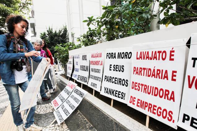 Concentração em frente ao hotel Pestana em Curitiba, onde está hospedada a cúpula do PT que acompanha o ex-presidente Lula em depoimento ao juiz Sergio Moro - 10/05/2017