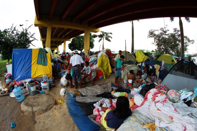 Índios venezuelanos da etnia Warao ficam acampados em frente à rodoviária de Manaus (AM) - 08/05/2017