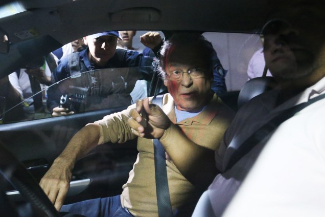 Após ser libertado do Complexo Médico-Penal em Pinhais (PR), o ex-ministro José Dirceu chega em seu apartamento em Brasília e é cercado por manifestantes