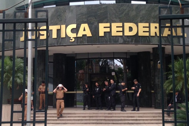 Segurança reforçada nos arredores do prédio da Justiça Federal em Curitiba antes do depoimento do ex-presidente Lula ao juiz Sergio Moro - 10/05/2017