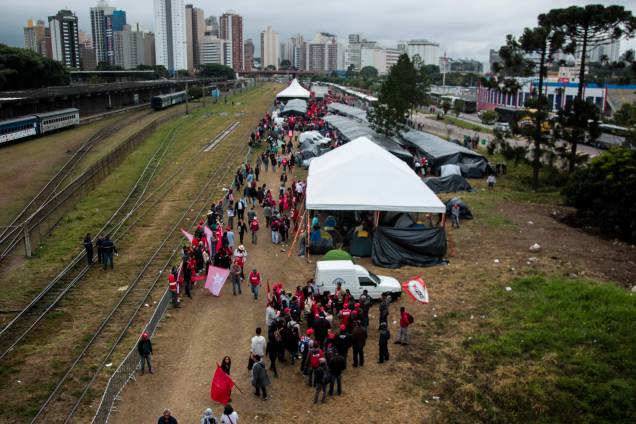 Integrantes do MST e militantes do PT seguem acampados em Curitiba em apoio ao ex-presidente Lula antes do depoimento ao juiz Sergio Moro - 10/05/2017