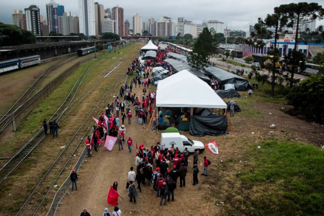 Integrantes do MST e militantes do PT seguem acampados em Curitiba em apoio ao ex-presidente Lula antes do depoimento ao juiz Sergio Moro - 10/05/2017