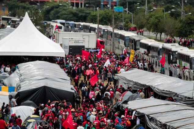 Integrantes do MST seguem acampados em Curitiba em apoio ao ex-presidente Lula antes do depoimento ao juiz Sergio Moro - 10/05/2017