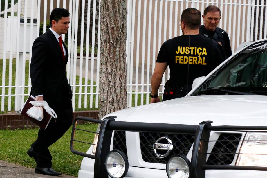 O juiz federal Sergio Moro deixa sua casa para assistir ao depoimento do ex-presidente Luiz Inácio Lula da Silva em Curitiba - 10/05/2017