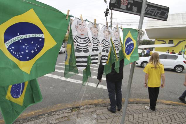 Pixulecos e bandeiras do Brasil à venda no local onde manifestantes realizam ato contra o ex-presidente Luiz Inácio Lula da Silva, no Centro Cívico de Curitiba (PR) - 10/05/2017