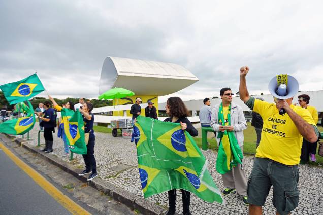 Apoiadores da Operação Lava Jato se manifestaram em frente ao Museu Oscar Niemeyer, em Curitiba, durante depoimento do ex-presidente Luiz Inácio Lula da Silva perante o juiz Sergio Moro - 10/05/2017