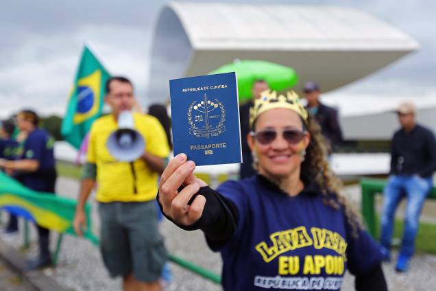 Apoiadores da operação Lava Jato se manifestaram em frente ao Museu Oscar Niemeyer em Curitiba, durante depoimento do ex-presidente Luiz Inácio Lula da Silva perante o juiz Sergio Moro - 10/05/2017 Apoiadores da operação Lava Jato se manifestaram em frente ao Museu Oscar Niemeyer em Curitiba, durante depoimento do ex-presidente Luiz Inácio Lula da Silva perante o juiz Sergio Moro - 10/05/2017