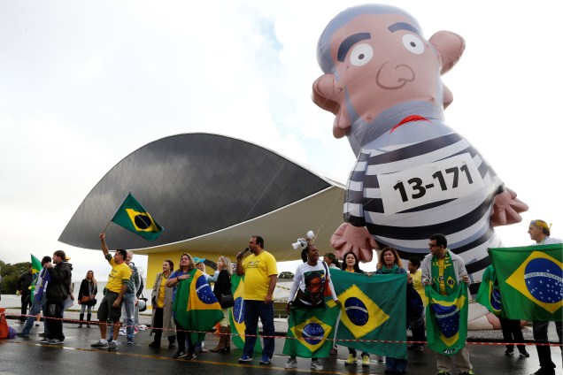 Apoiadores da operação Lava Jato se manifestaram em frente ao Museu Oscar Niemeyer em Curitiba, durante depoimento do ex-presidente Luiz Inácio Lula da Silva perante o juiz Sergio Moro - 10/05/2017