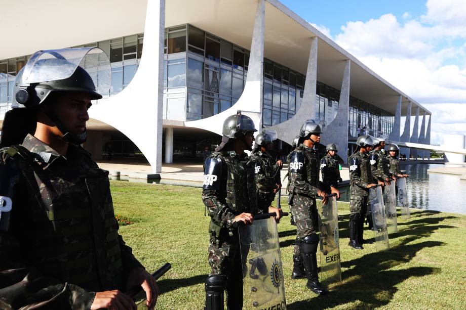 Militares são convocados para reforçar a segurança no Palácio do Planalto após protestos em Brasília (DF) - 24/05/2017