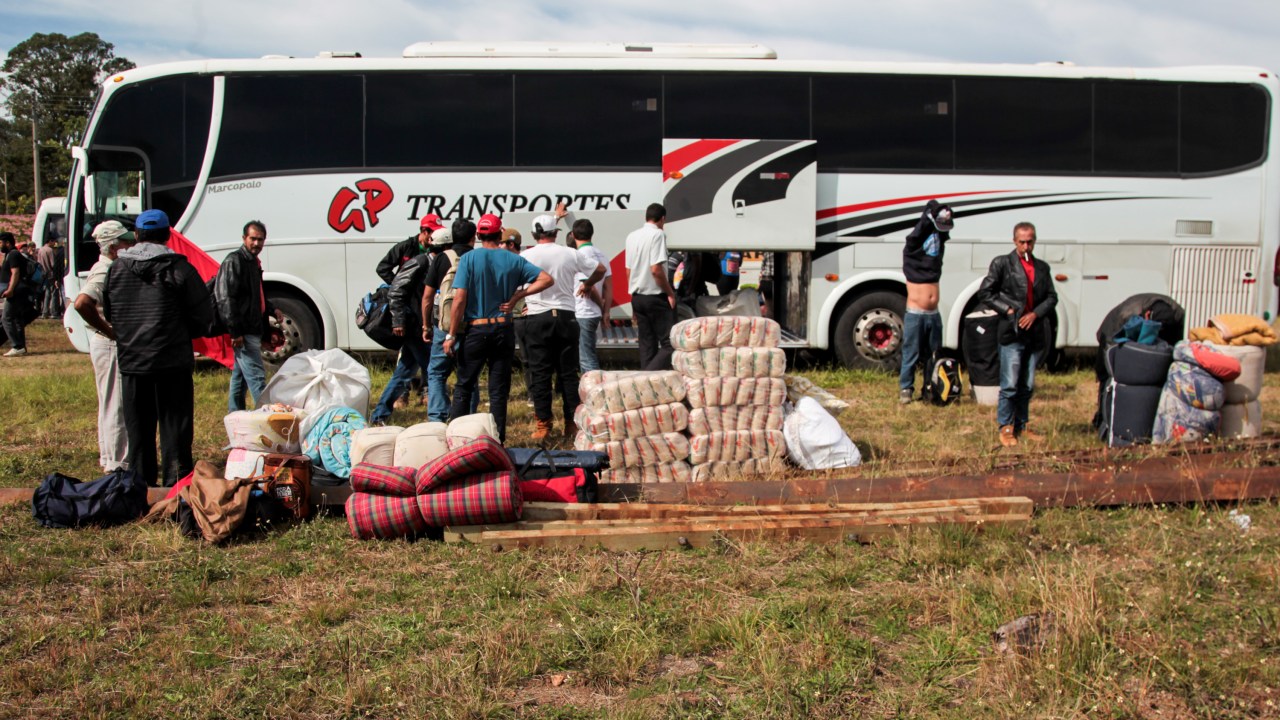 Integrantes do MST acampam em Curitiba (PR)