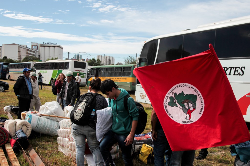 Integrantes do MST acampam em Curitiba para apoiar o ex-presidente Lula