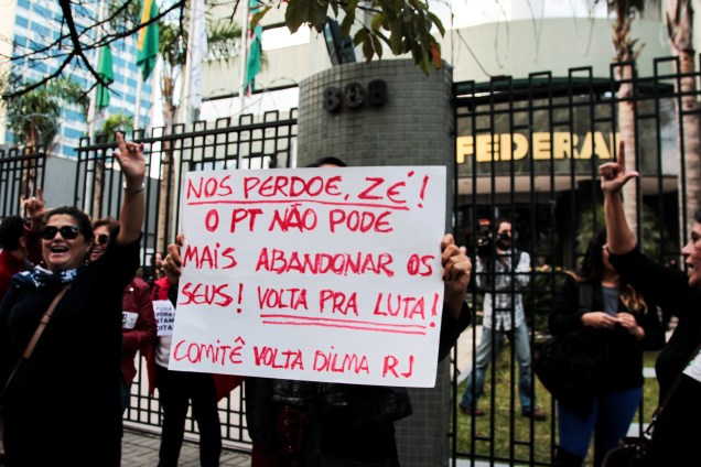 Militantes do PT fazem manifestação de apoio após saída de José Dirceu da Justiça Federal em Curitiba - 03/05/2017