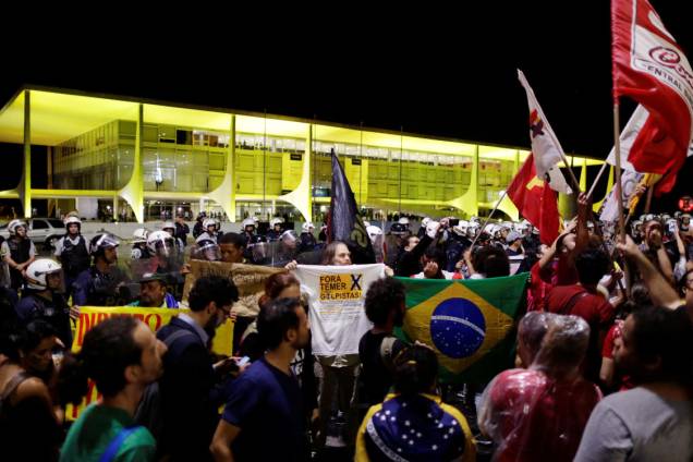 Manifestantes protestam em frente ao Palaácio do Planalto, após divulgação da delação da JBS Manifestantes protestam em frente ao Palaácio do Planalto, após divulgação da delação da JBS