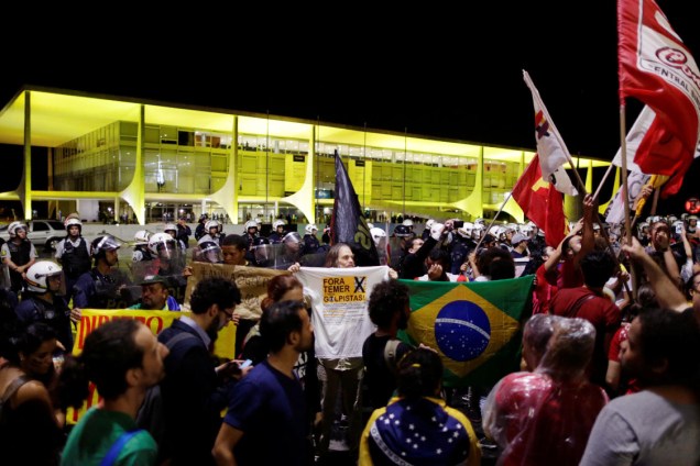 Manifestantes protestam em frente ao Palaácio do Planalto, após divulgação da delação da JBS