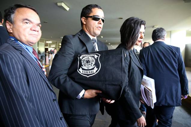 Brasília - Agentes da Polícia Federal deixam o Congresso Nacional carregando malotes com apreensões feitas nos gabinetes dos senadores Aécio Neves e Zezé Perrela, e do deputado Rocha Loures Brasília - Agentes da Polícia Federal deixam o Congresso Nacional carregando malotes com apreensões feitas nos gabinetes dos senadores Aécio Neves e Zezé Perrela, e do deputado Rocha Loures