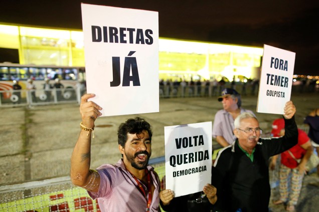 Manifestantes protestam em frente ao Palaácio do Planalto, após o presidente Michel Temer negar renúncia, em Brasíla