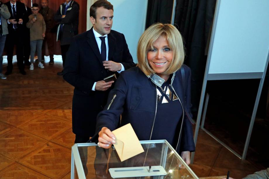 Brigitte Trogneux, esposa do candidato Emmanuel Macron lança sua cédula durante o segundo turno da eleição presidencial francesa, em Le Touquet - 07/05/2017