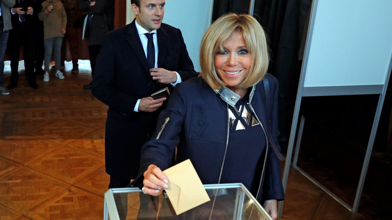 Brigitte Trogneux vota em Le Touquet