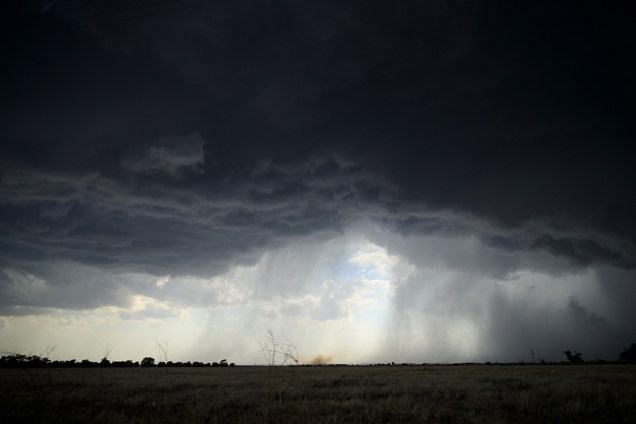 Uma tempestade supercelular se forma no horizonte, próximo a cidade de Clovis, Novo México