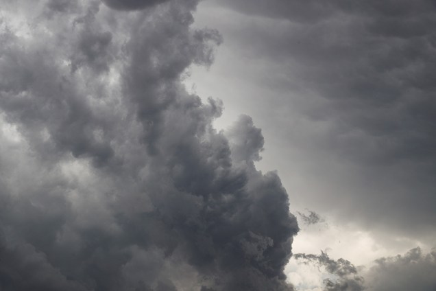 Tempestade supercelular se forma próximo a cidade de Portales, Novo México