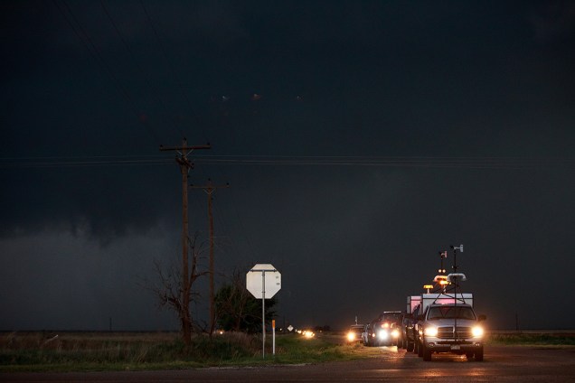 Vários carros de perseguição de tornado correm para alcançar uma "supercélula", no Texas