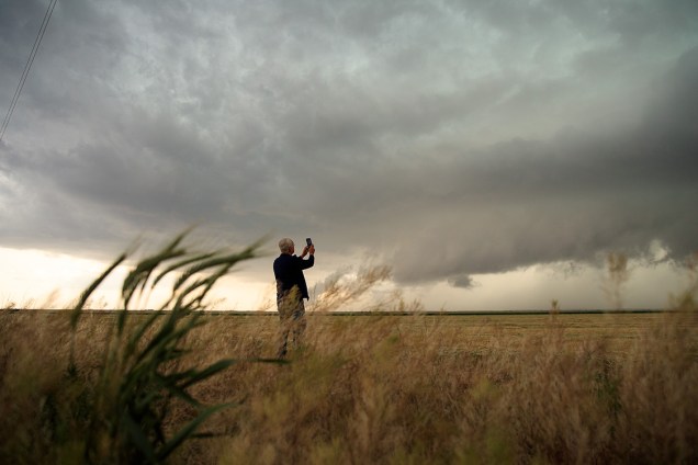O cientista Tim Marshall, de 40 anos, veterano perseguições a tornados, fotografa a formação de uma nuvem "supercélula"