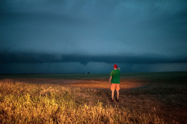 O pesquisador Hunter Anderson, do Centro de Pesquisa de Climas Severos, observa uma tempestade supercelular castiga a região de Lamb County, Texas